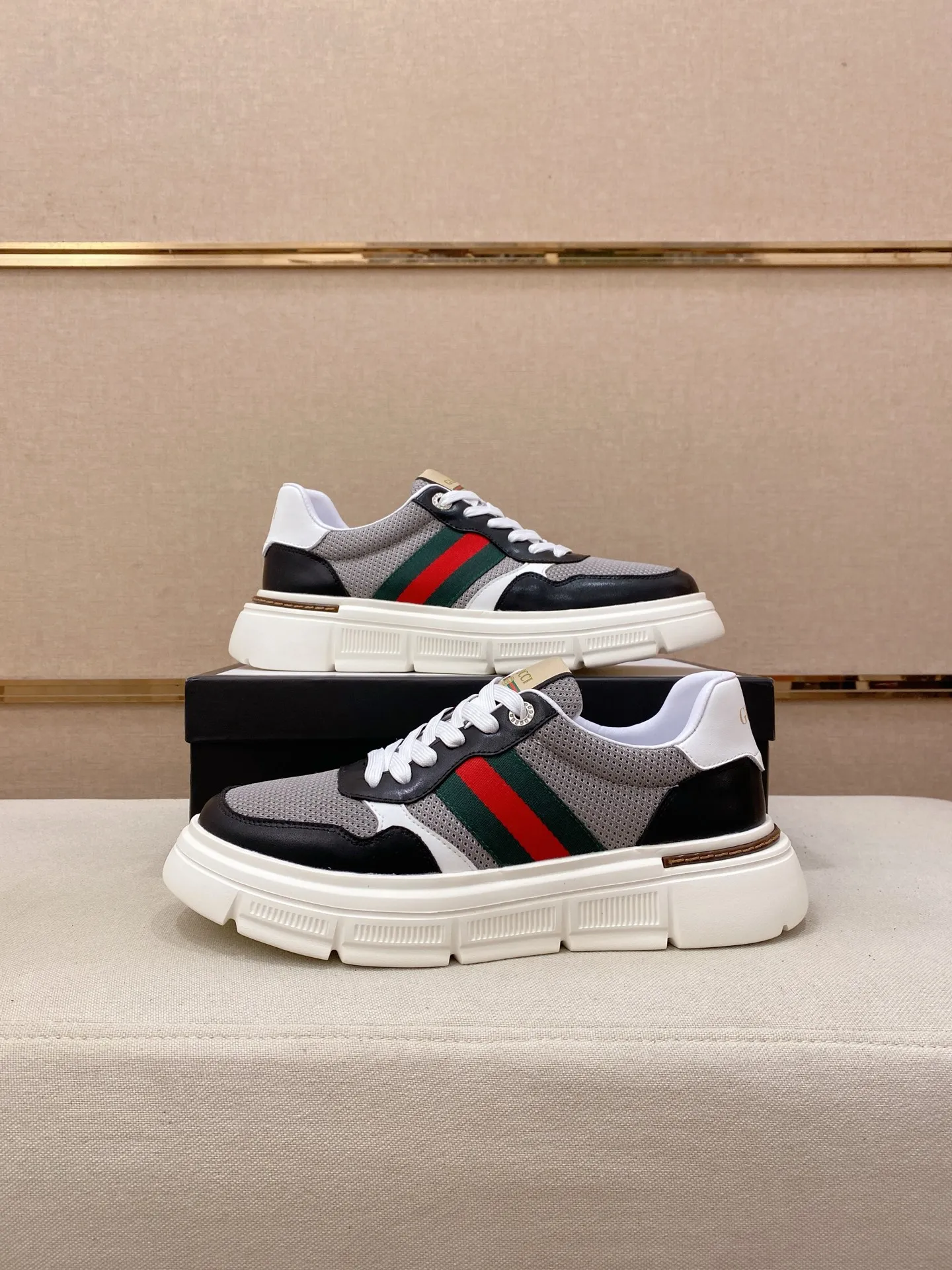Men's shoes💰 420💰The new GUCCI (Gucci) counters are launched simultaneously. The new men's shoes, 😘fabrics are selected from imported cowhide, and the lining is sheepskin lining. 👍🏿 High-end ☄️ air-cushion molded anti-slip rubber outsole, exquisite lines, simple and elegant, comfortable and high-end for leisure travel. Code number: 38 to 44 (45 can be customized and cannot be returned or exchanged)